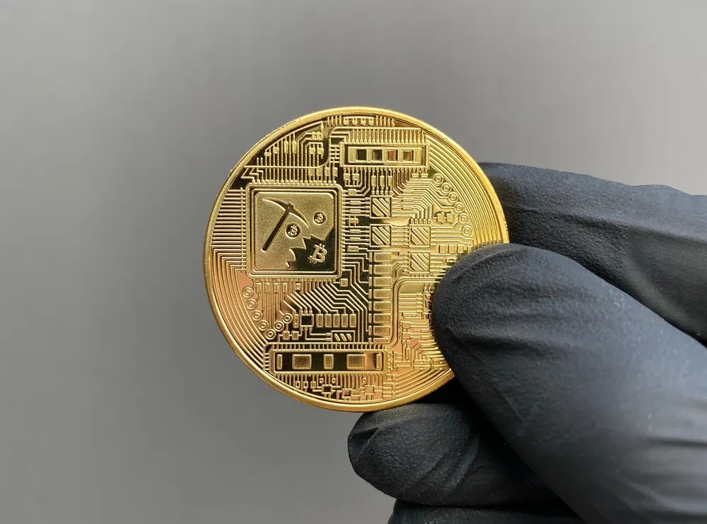 Achterkant van de goudkleurige Bitcoinmunt