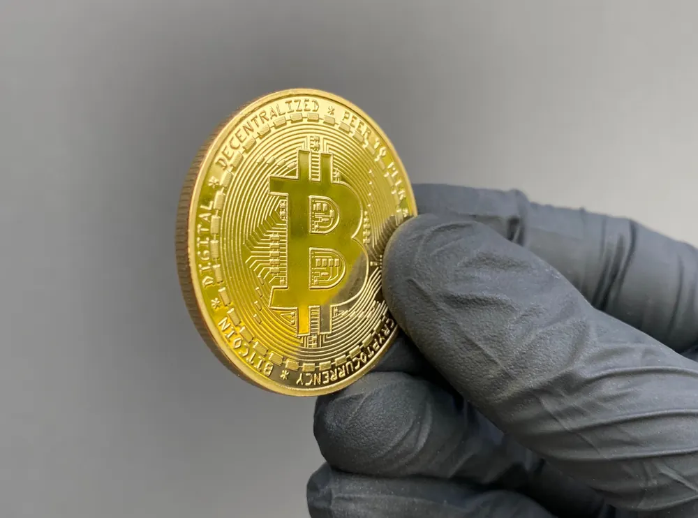 Zijkant en rand van de goudkleurige Bitcoinmunt